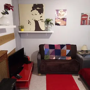 Familial Pour 1 A 5 Personnes De 42m2-accessible Handic - Rez De Chaussee-vues Sur Rue Et Patio Prive - Sejour,chambre Separee,cuisine,salle De Bain,lit Double Et 2 Canape-lit - Entree De La Rue Berzelius-5 Minutes Du Metro Brochant-ligne1 Appartement